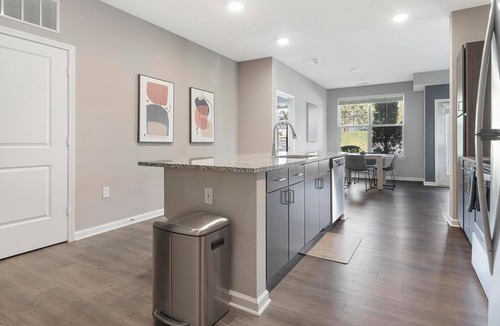 Chesterfield Apartment | Landing | Amazing 3BD, Courtyard, Gym