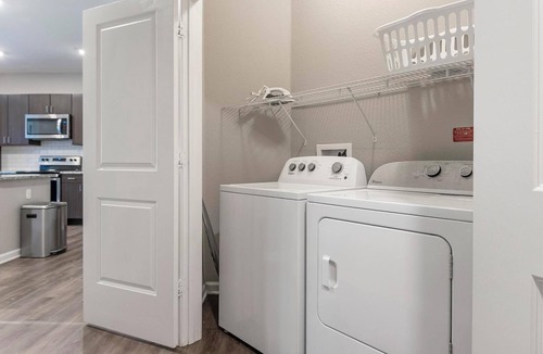 Chesterfield Apartment | Landing | Amazing 3BD, Courtyard, Gym