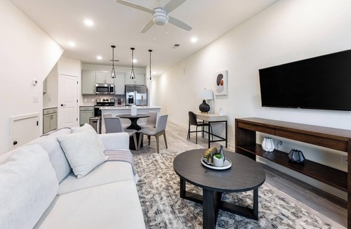 Wilmington Apartment | Landing | Amazing 3BD, Pool, Gym