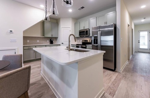 Wilmington Apartment | Landing | Amazing 3BD, Pool, Gym