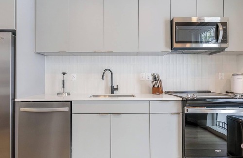Durham Apartment | Landing | Amazing Studio, Pool, Gym