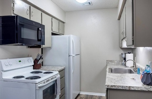 South Tulsa Apartment | Landing at Echo Trail Apartments - 1 Bedroom in.