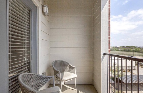Carrollton Apartment | Landing at Keller Springs Crossing - 1 Bedroom in Southwest Carrollton
