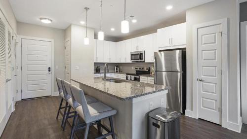 Wetmore Apartment | Landing at La Tierna - 2 Bedrooms in Northwest Side