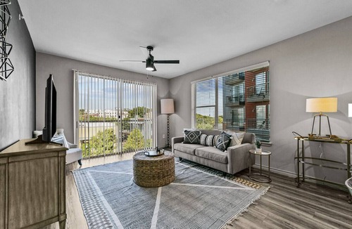 West Dallas Apartment | Landing at Lofts at Sylvan Thirty - 1 Bedroom in West Dallas
