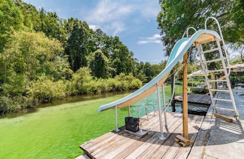 Weeki Wachee Gardens House | Landing at Richard Weeki River