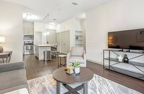 Near East Side Apartment | Landing at Rivera on Broadway - 1 Bedroom in Downtown