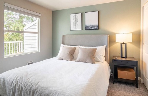 Everett Apartment | Landing at The Lynx Apartments - 1 Bedroom in Westmont