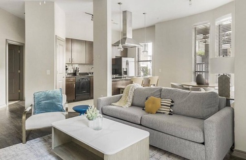 Greenway Plaza-Upper Kirby Apartment | Landing at The Metropole - 2 Bedrooms in Greenway /Upper Kirby Area
