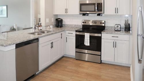 Fort Myers Apartment | Landing Beautiful 1BD Pool Yoga Studio