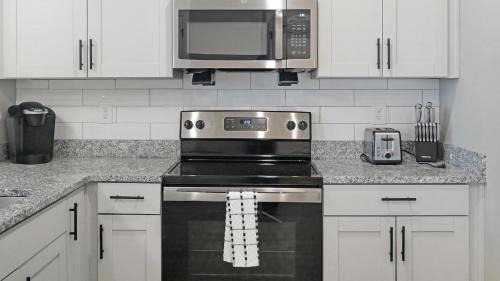 Fort Myers Apartment | Landing Beautiful 1BD Pool Yoga Studio