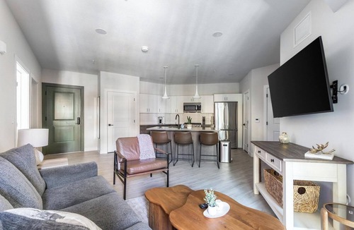 People's Freeway Apartment | Landing | Beautiful 2BD in Granary District