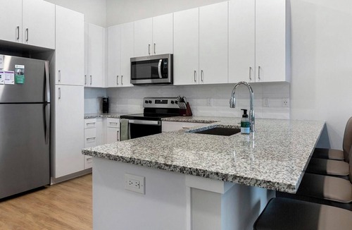 North Kansas City Apartment | Landing | Beautiful 1BD, Courtyard, Pool