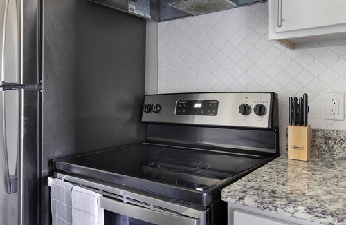 Royal Ridge Apartment | Landing | Beautiful 1BD, Clubhouse, Pool