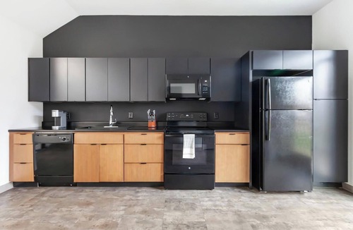 Springfield Apartment | Landing | Beautiful 1BD, Courtyard