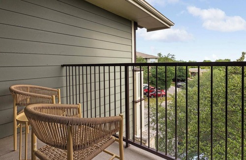 Sweetbriar Apartment | Landing | Beautiful 1BD, Courtyard, Pool
