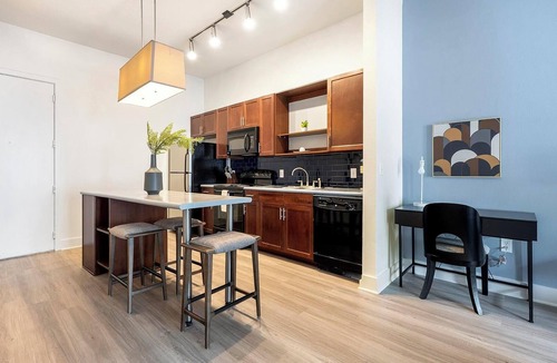 Crestview Apartment | Landing | Beautiful 1BD, Courtyard, Gym