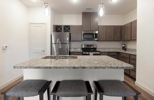 Buda Apartment | Landing | Beautiful 1BD, Game Room, Gym