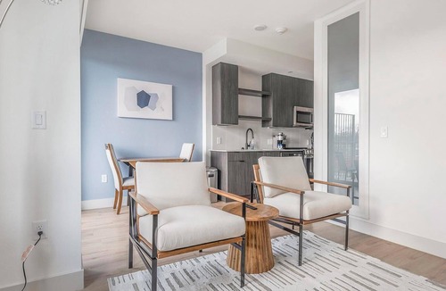 MLK Apartment | Landing | Beautiful 1BD, Gym, Courtyard