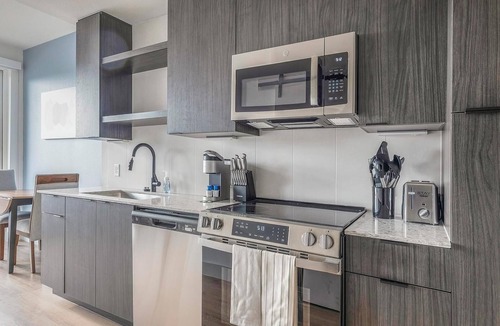 MLK Apartment | Landing | Beautiful 1BD, Gym, Courtyard