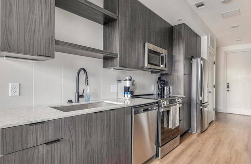 MLK Apartment | Landing | Beautiful 1BD, Gym, Courtyard