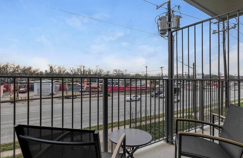 MLK Apartment | Landing | Beautiful 1BD, Gym, Courtyard