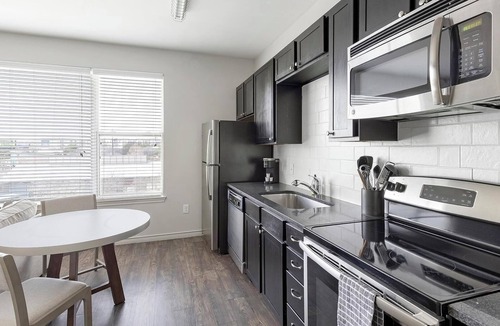 West Dallas Apartment | Landing | Beautiful 1BD, Gym, Pool