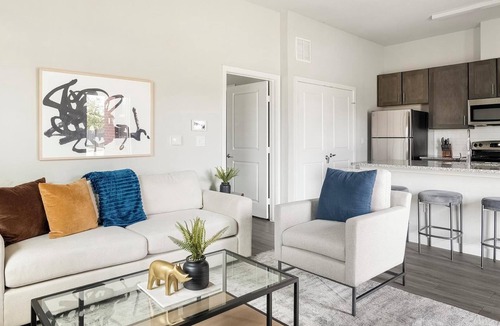 Dallas Apartment | Landing | Beautiful 1BD, Gym, Pool