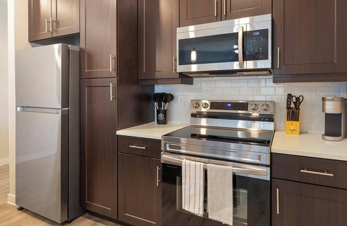 Corinth Apartment | Landing | Beautiful 1BD, Gym, Pool