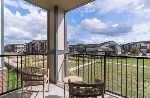 Katy Apartment | Landing | Beautiful 1BD, Gym, Courtyard