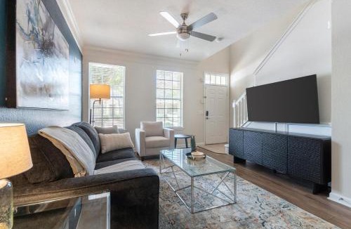 Metro West Apartment | Landing Beautiful 1BD Gym Pool