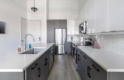 Plano Apartment | Landing | Beautiful 1BD, Gym, Pool