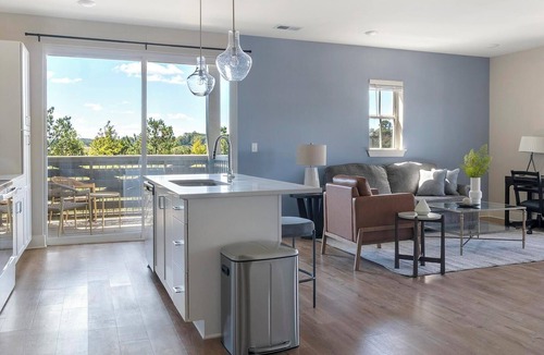 Oakwood Apartment | Landing | Beautiful 1BD, Pool, Gym