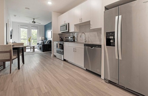 Sweetbriar Apartment | Landing | Beautiful 1BD, Pool, Gym