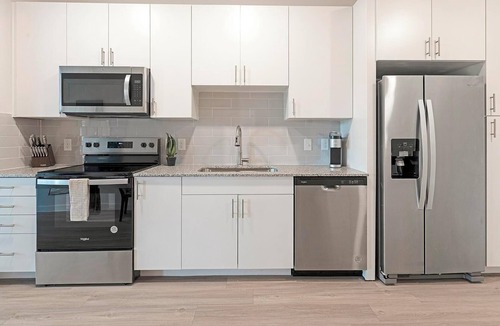 Sweetbriar Apartment | Landing | Beautiful 1BD, Pool, Gym