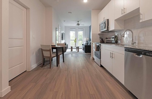 Sweetbriar Apartment | Landing | Beautiful 1BD, Pool, Gym