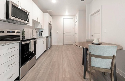 Sweetbriar Apartment | Landing | Beautiful 1BD, Pool, Gym