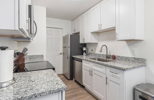 DeSoto Apartment | Landing | Beautiful 1BD, Pool, Tennis Court