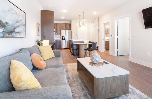 Seguin Apartment | Landing | Beautiful 1BD, Pool, Gym