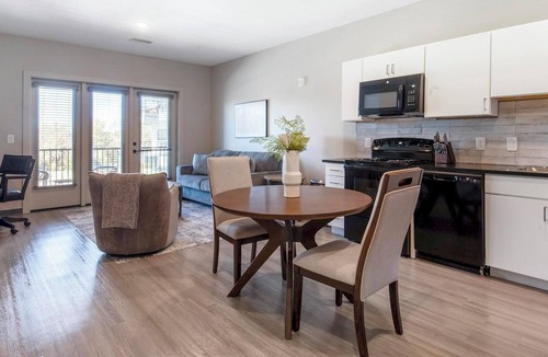 Pinch District Apartment | Landing | Beautiful 1BD, Rooftop Lounge, Gym