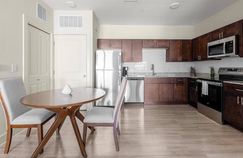 Lockhart Apartment | Landing | Beautiful 1BD, Gym, Pool