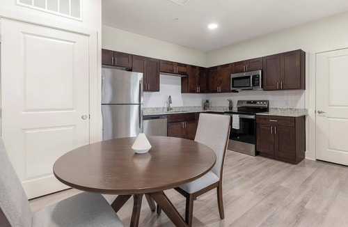 Lockhart Apartment | Landing | Beautiful 1BD, Gym, Pool