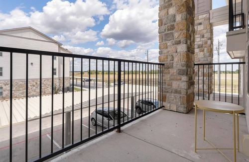 Lockhart Apartment | Landing | Beautiful 1BD, Gym, Pool