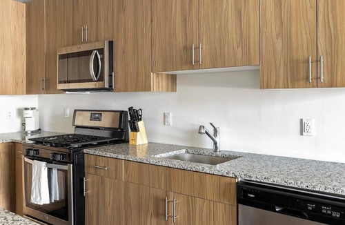 Carteret Apartment | Landing | Beautiful 1BD, Courtyard, Gym