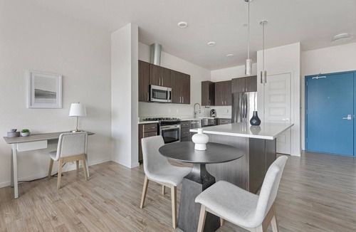 Hayden Island Apartment | Landing | Beautiful 1BD, Courtyard, Gym