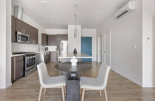 Hayden Island Apartment | Landing | Beautiful 1BD, Courtyard, Gym