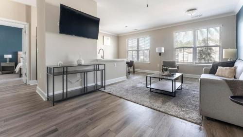 Summerville Apartment | Landing Beautiful 1BD Yoga Studio Gym