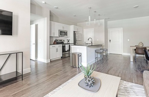 Allen Apartment | Landing | Beautiful 1BD, Yoga Studio, Game Room