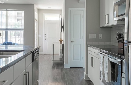 Allen Apartment | Landing | Beautiful 1BD, Yoga Studio, Game Room