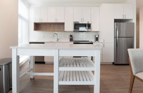 Old Town West Apartment | Landing | Beautiful 2BD, Courtyard, Gym